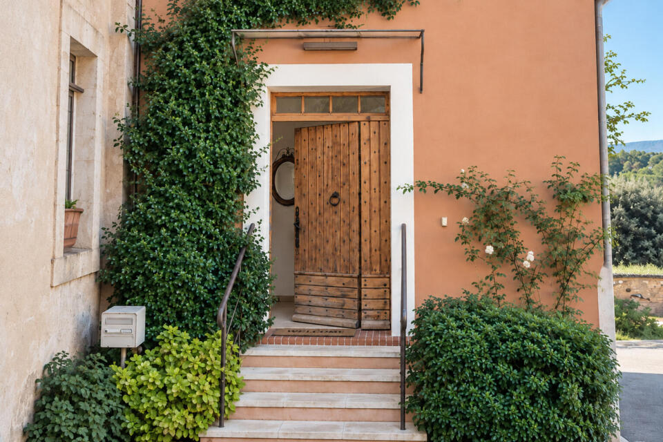 Luberon ~ Une bâtisse provençale rénovée face aux ocres de Roussillon