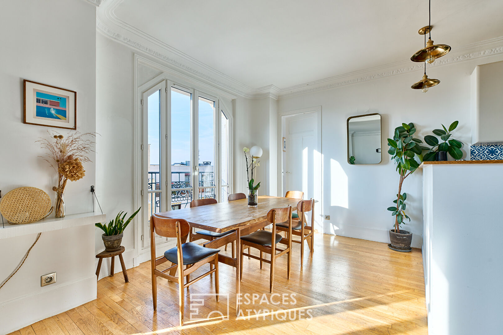 Bright apartment at the top of an Art Deco building