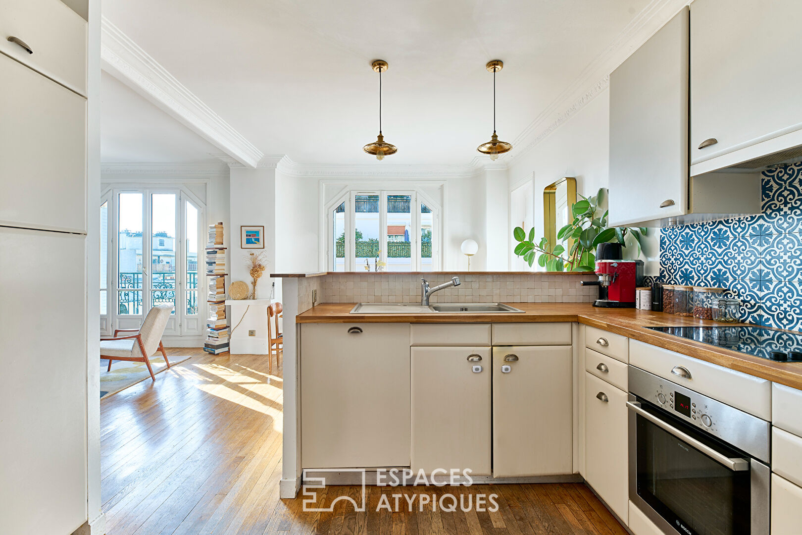 Bright apartment at the top of an Art Deco building