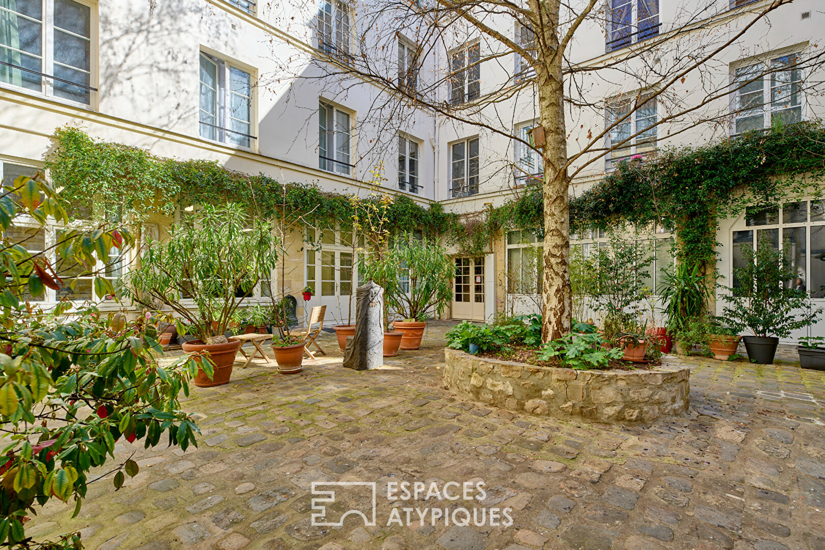 Apartment in a hidden courtyard in the Marais