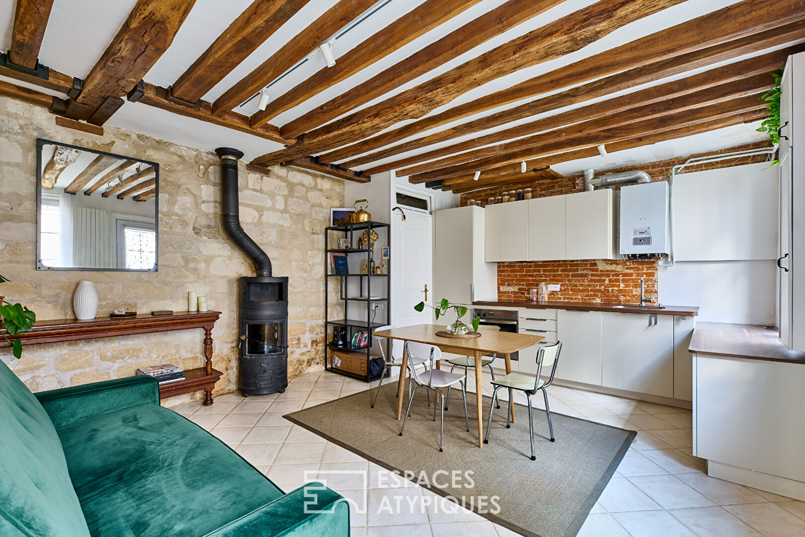 Charming apartment in the heart of the courtyard in Parmentier