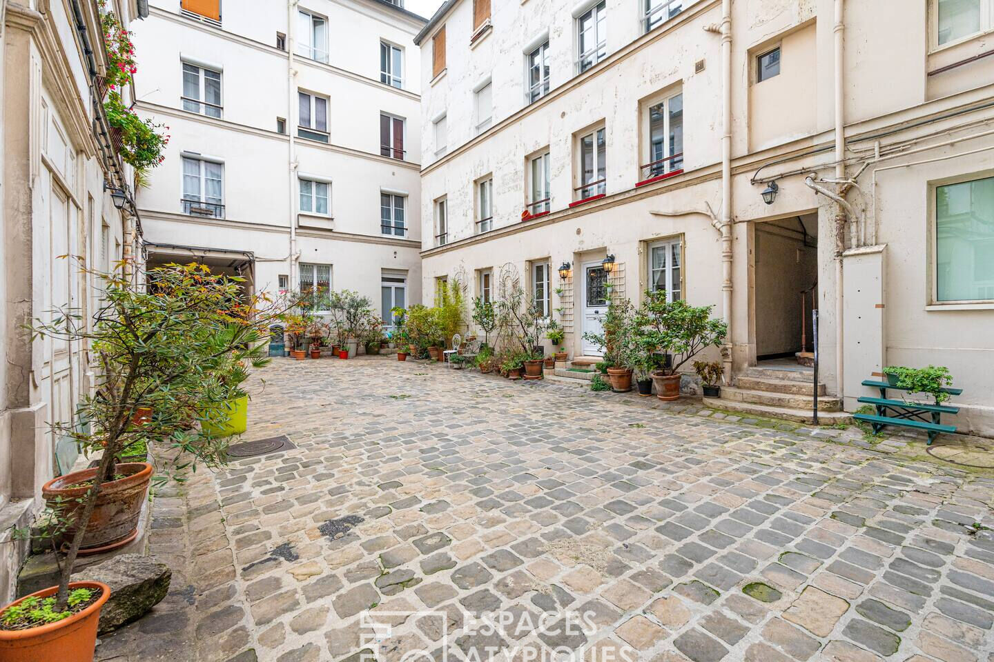 Charming apartment in the heart of the courtyard in Parmentier