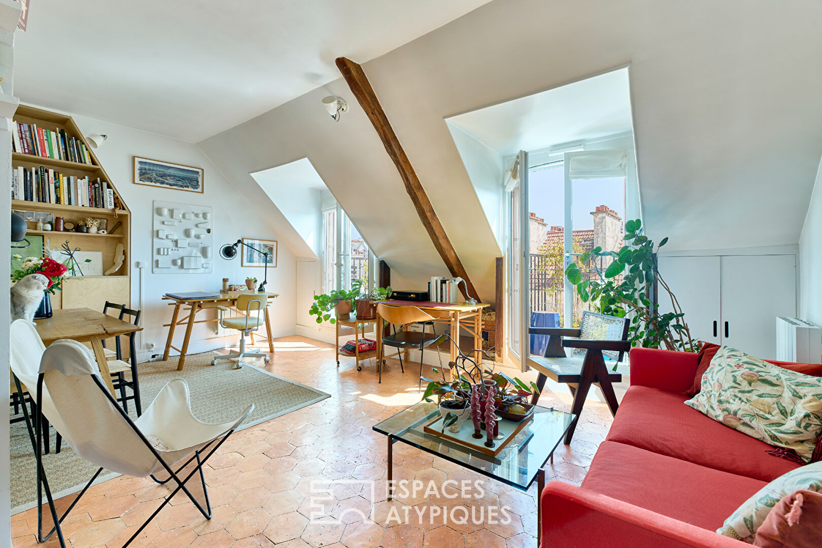 Bright top-floor apartment with balconies and a view