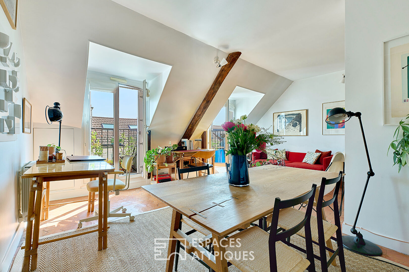 Bright top-floor apartment with balconies and a view