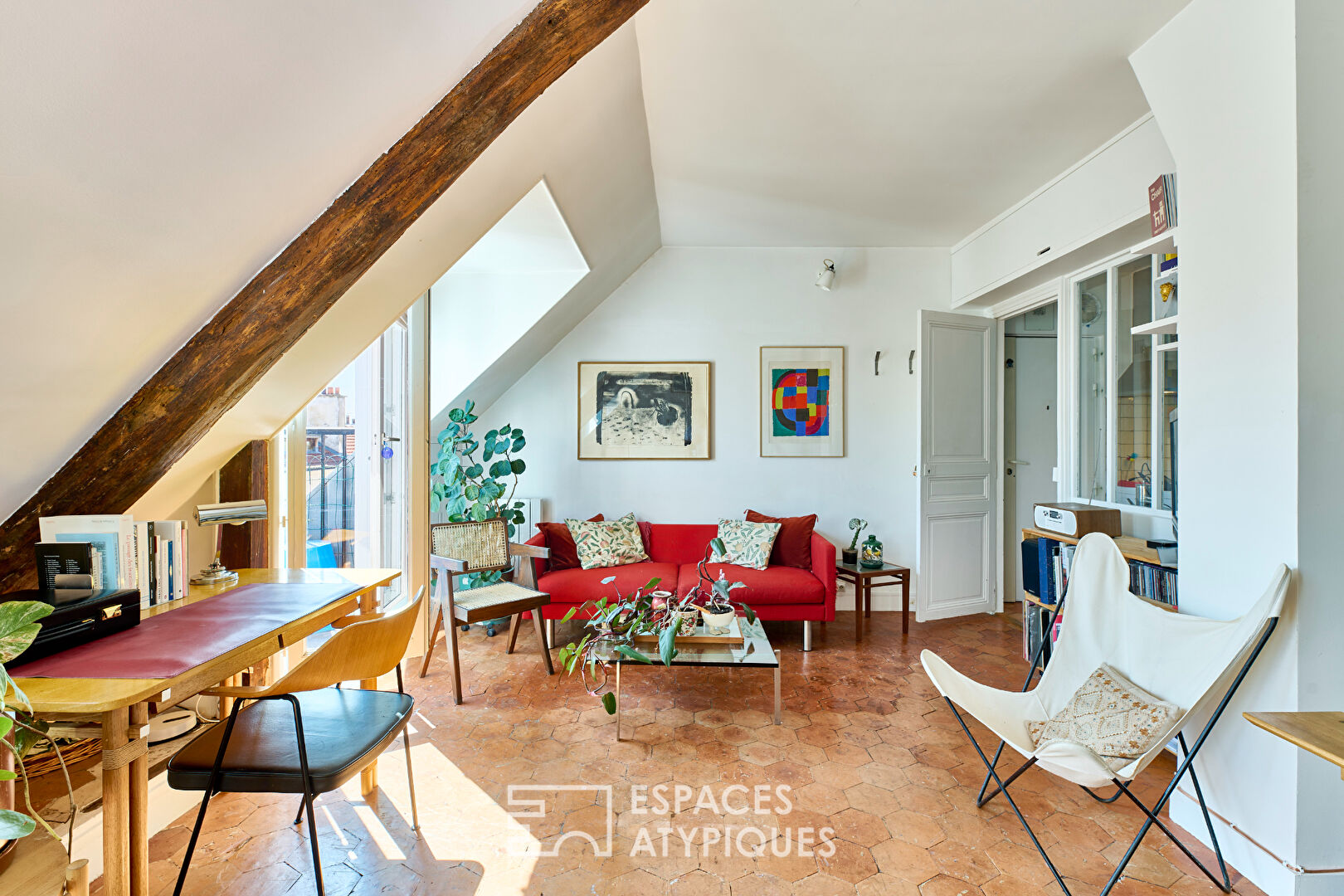 Bright top-floor apartment with balconies and a view