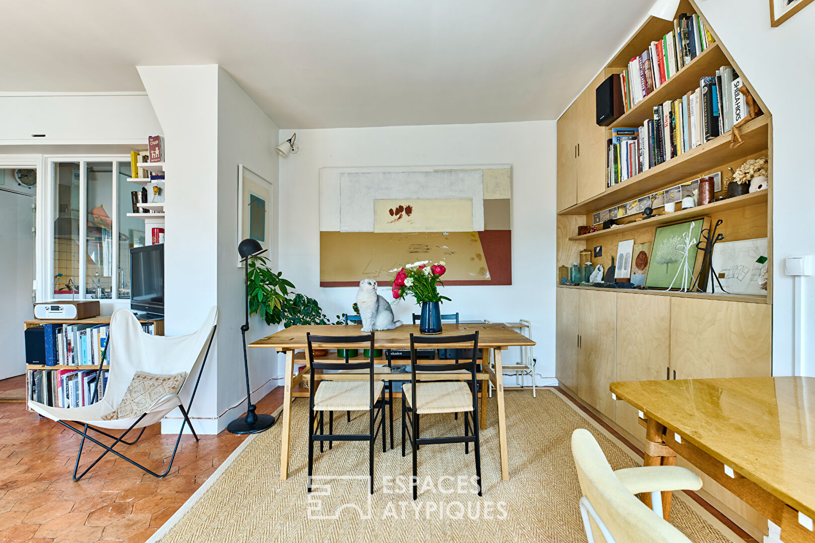 Bright top-floor apartment with balconies and a view