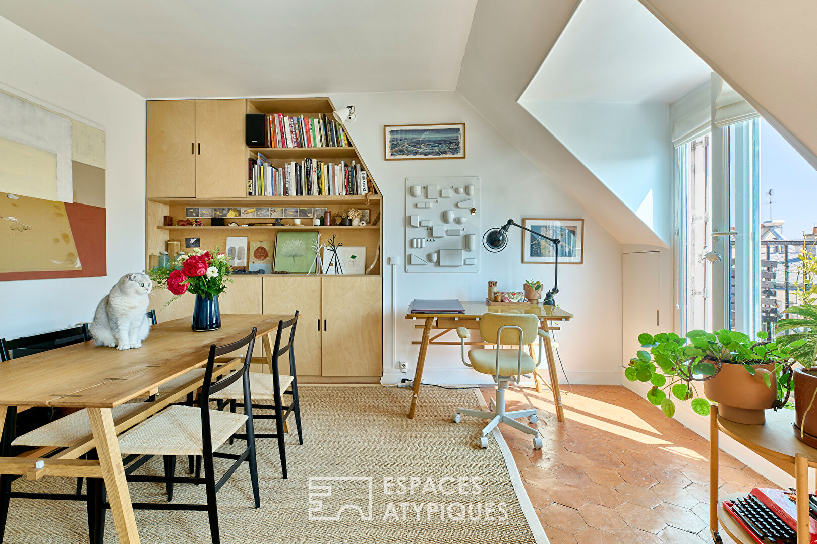 Bright top-floor apartment with balconies and a view