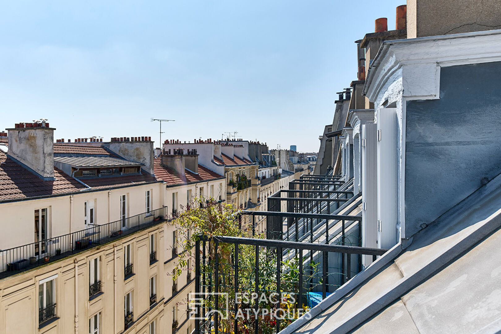 Bright top-floor apartment with balconies and a view