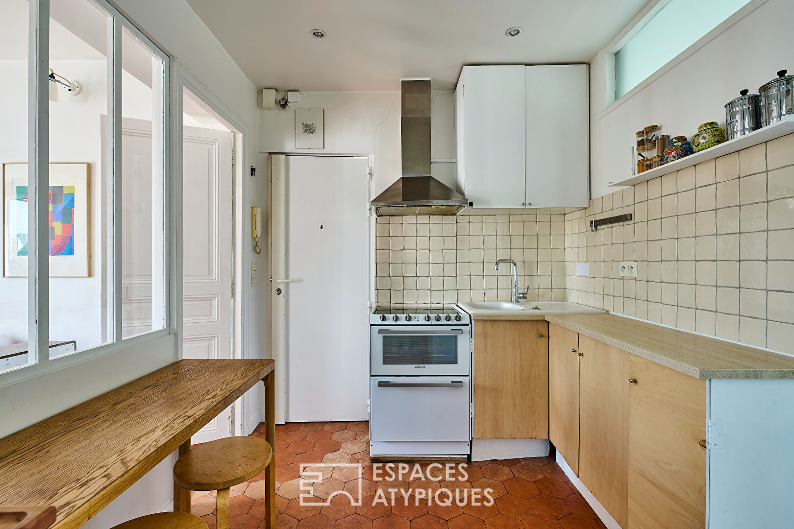 Bright top-floor apartment with balconies and a view