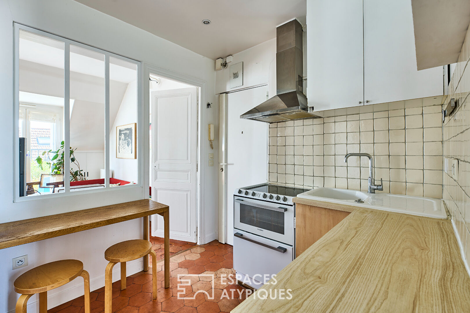 Bright top-floor apartment with balconies and a view