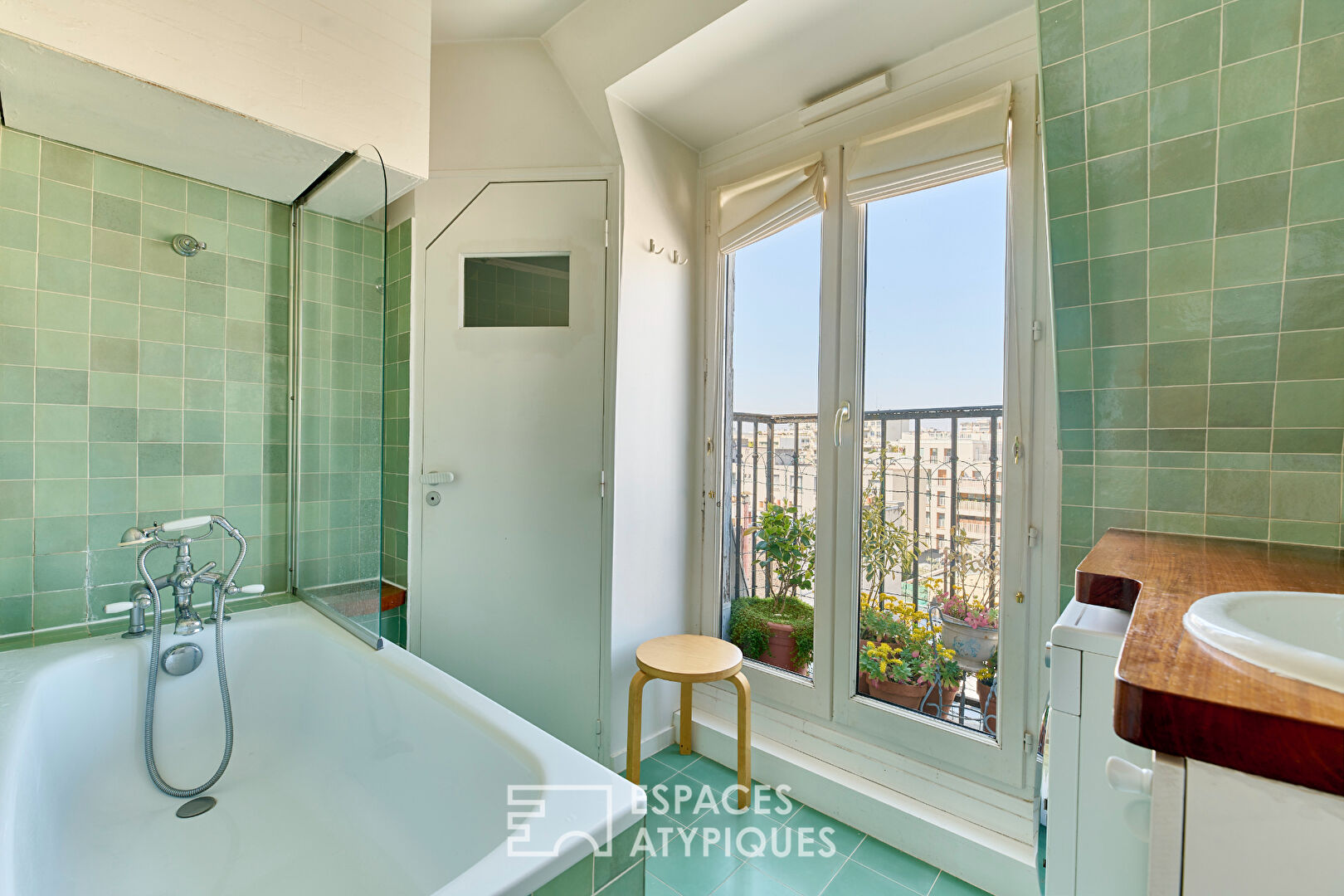 Bright top-floor apartment with balconies and a view