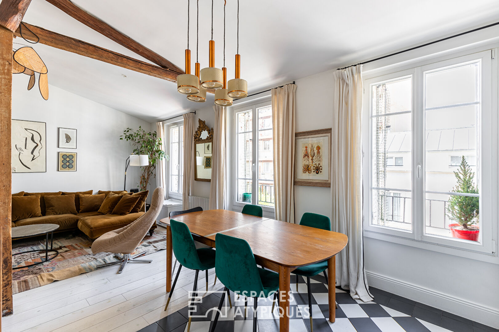 Bright top floor at the foot of the Buttes-Chaumont