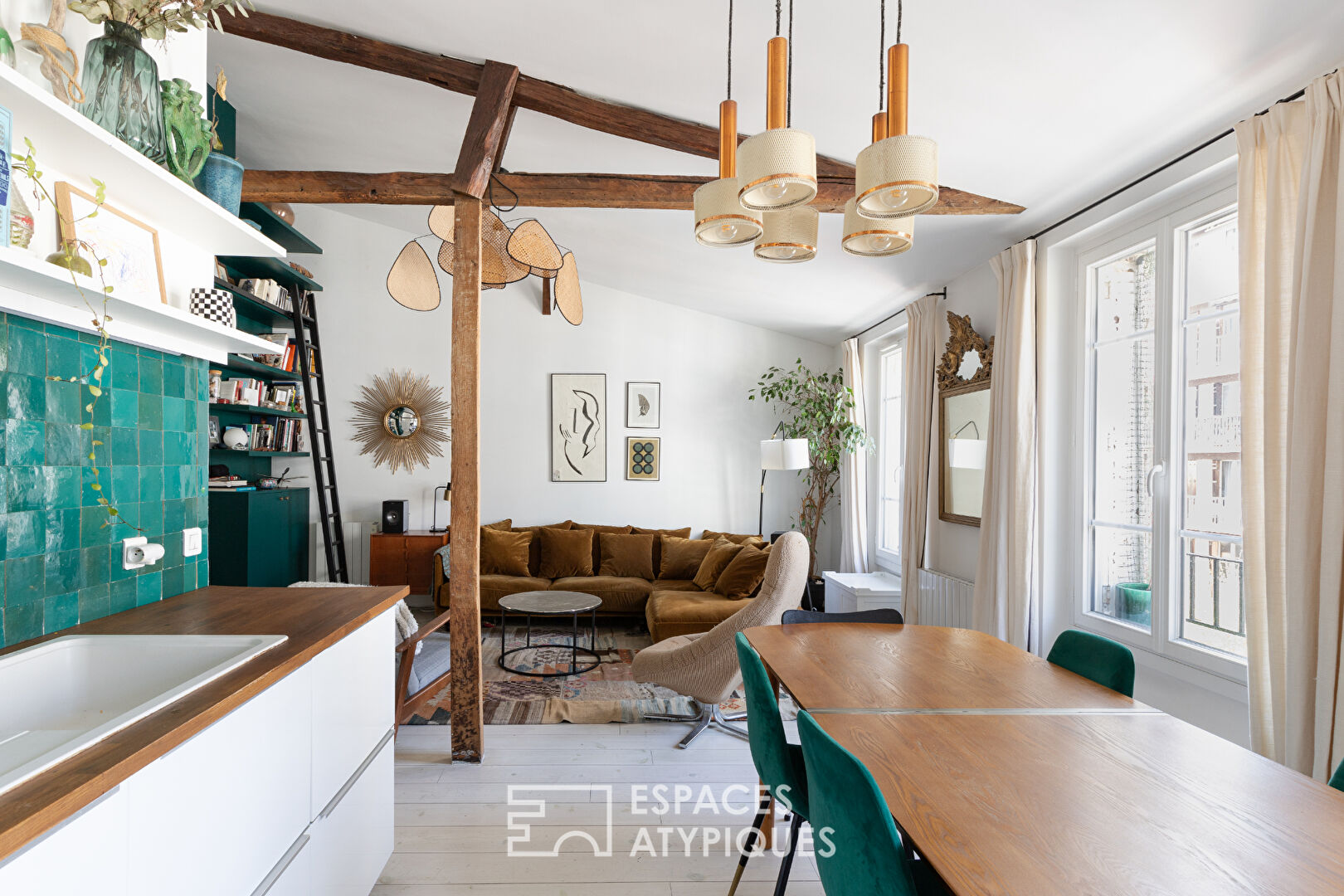 Bright top floor at the foot of the Buttes-Chaumont
