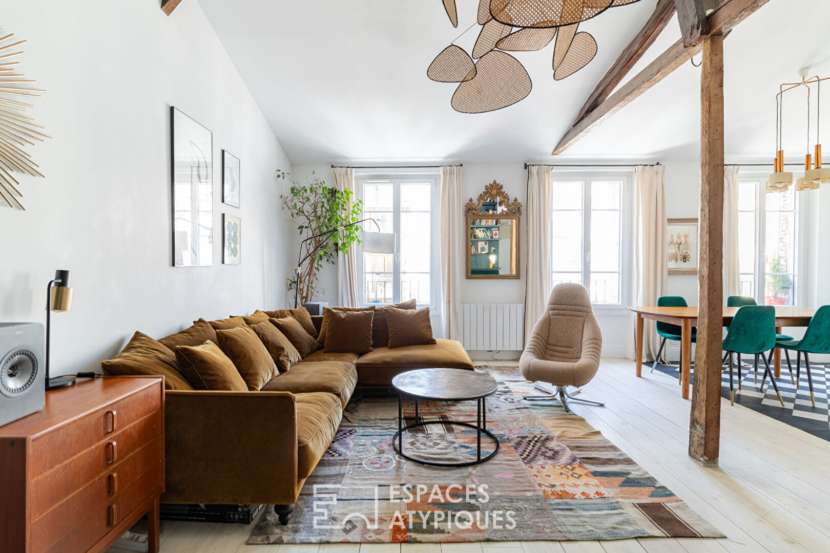 Bright top floor at the foot of the Buttes-Chaumont