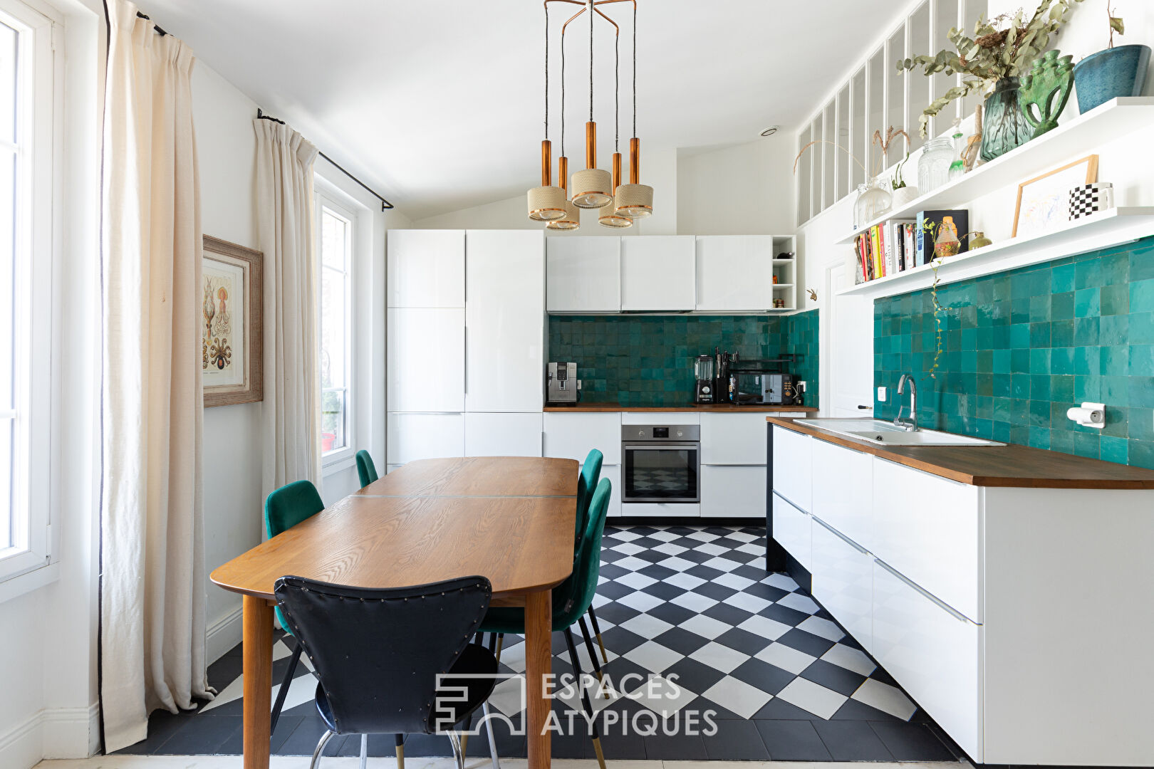 Bright top floor at the foot of the Buttes-Chaumont