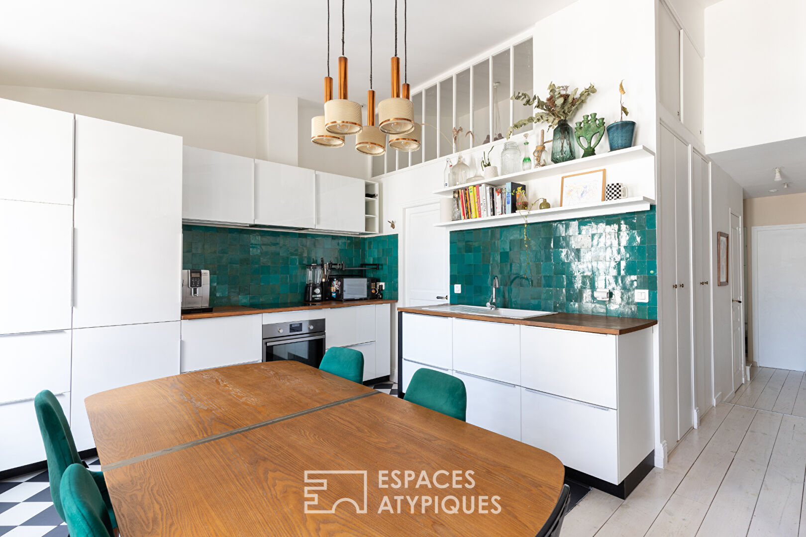 Bright top floor at the foot of the Buttes-Chaumont
