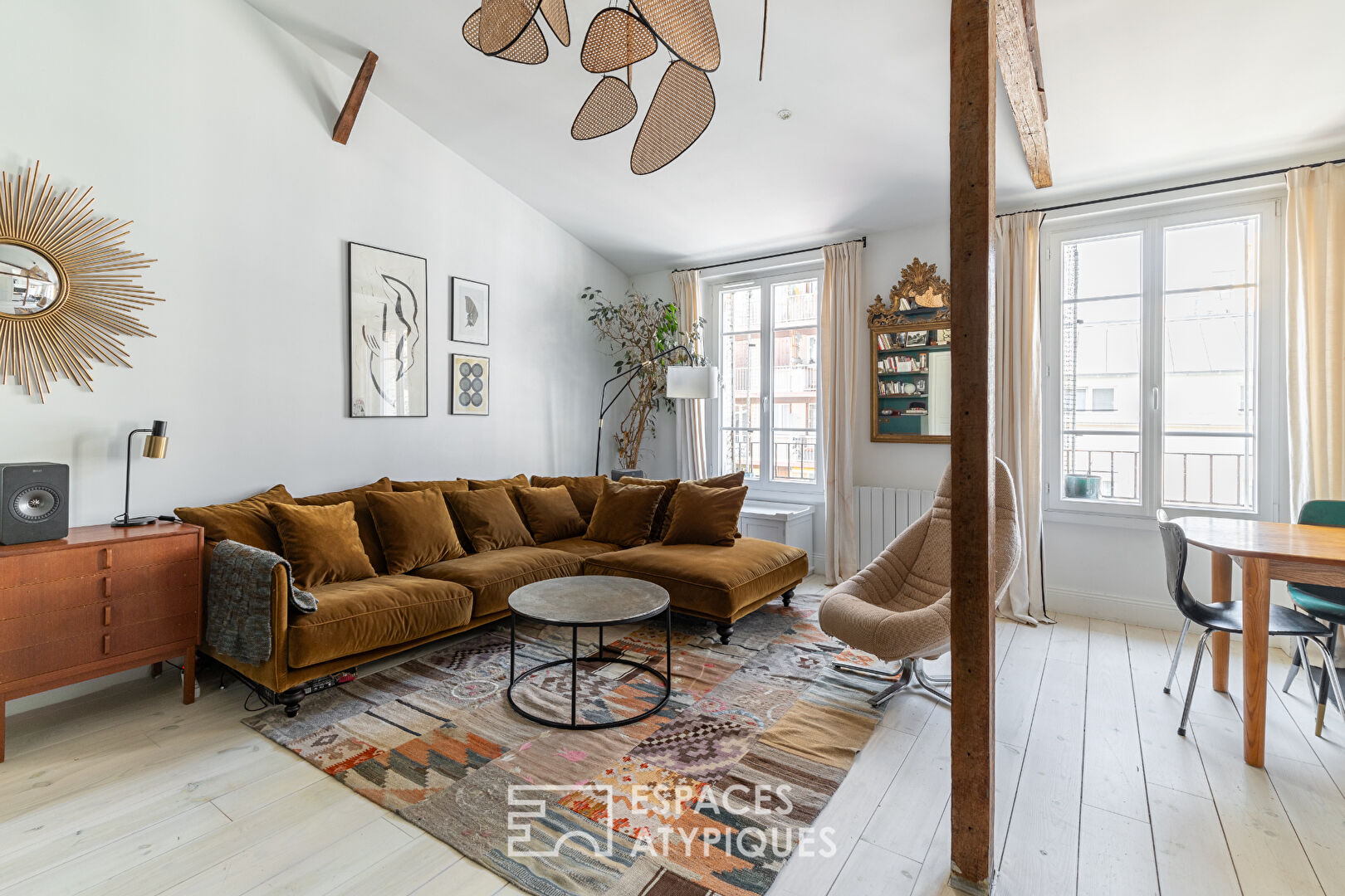Bright top floor at the foot of the Buttes-Chaumont