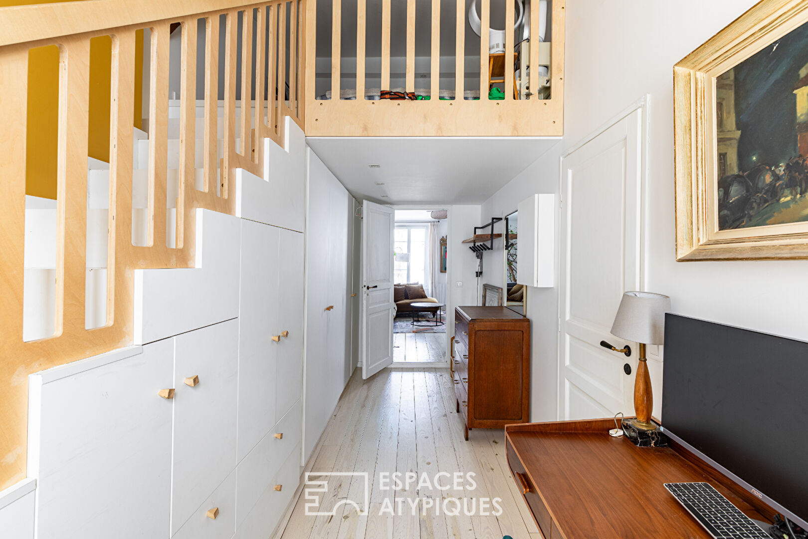 Bright top floor at the foot of the Buttes-Chaumont