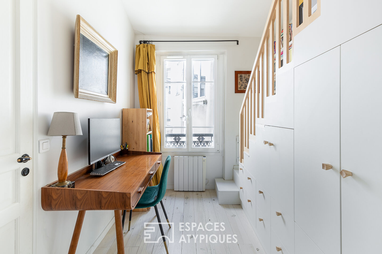 Bright top floor at the foot of the Buttes-Chaumont