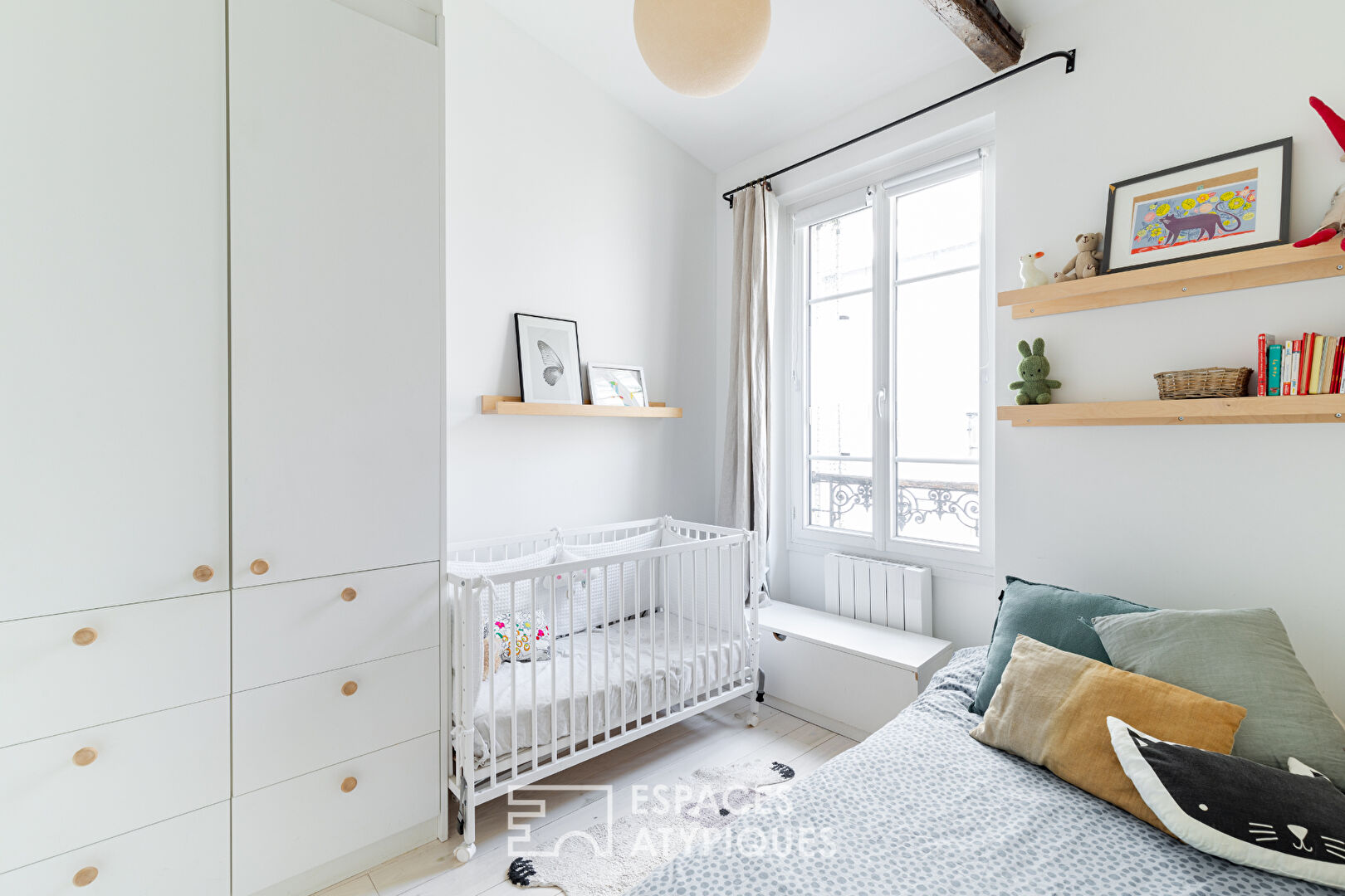 Bright top floor at the foot of the Buttes-Chaumont