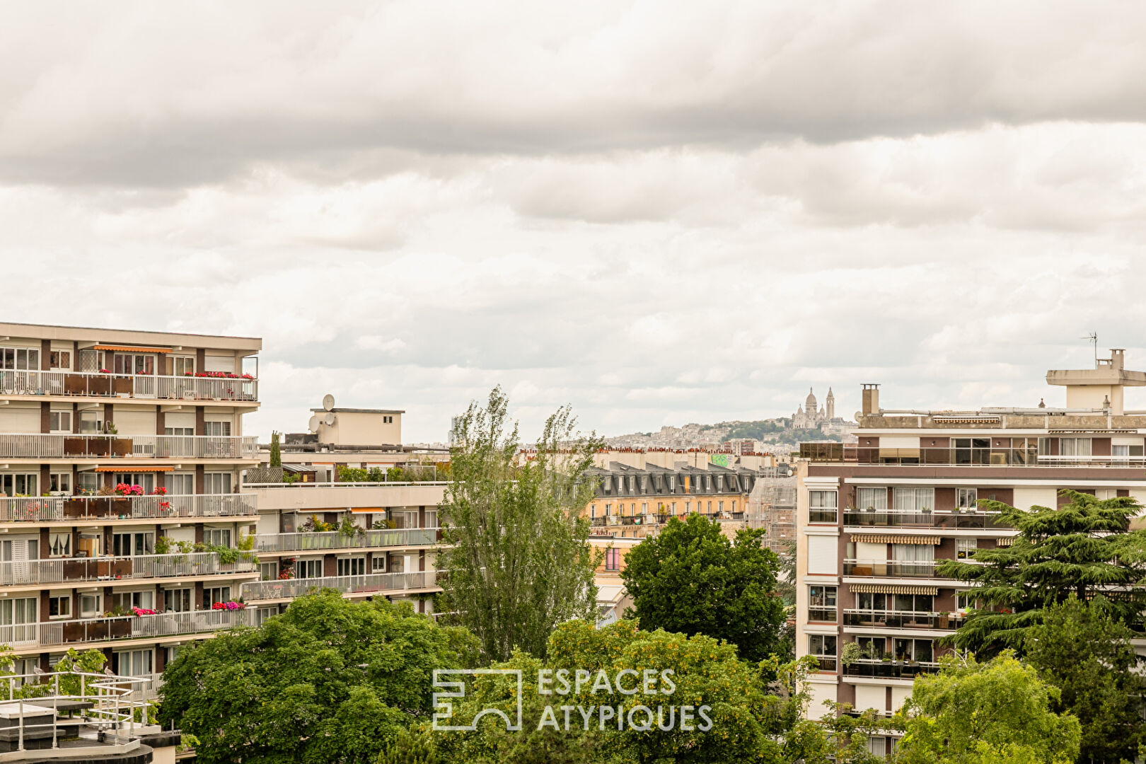 Crossing apartment with panoramic view of Paris