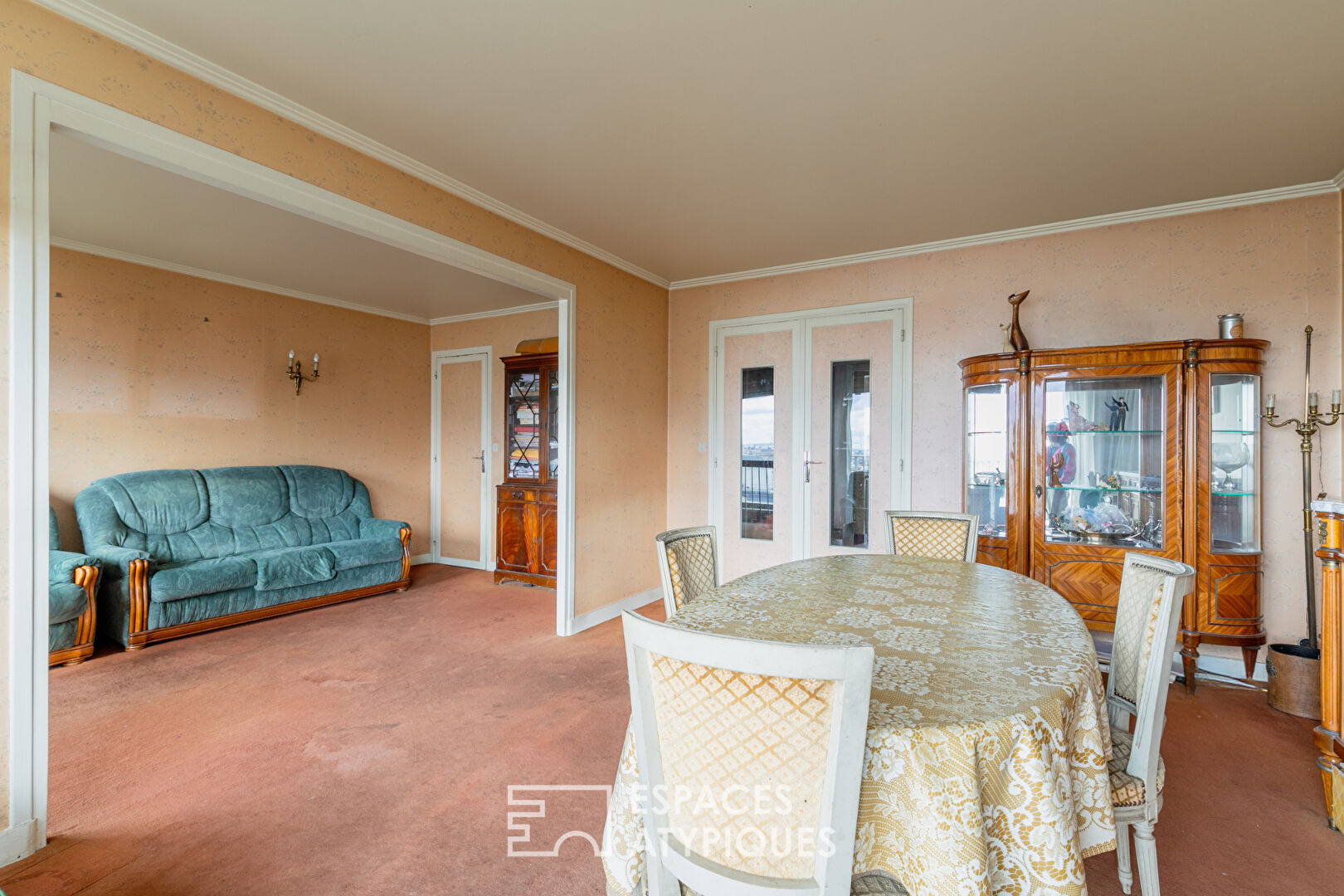 Crossing apartment with panoramic view of Paris