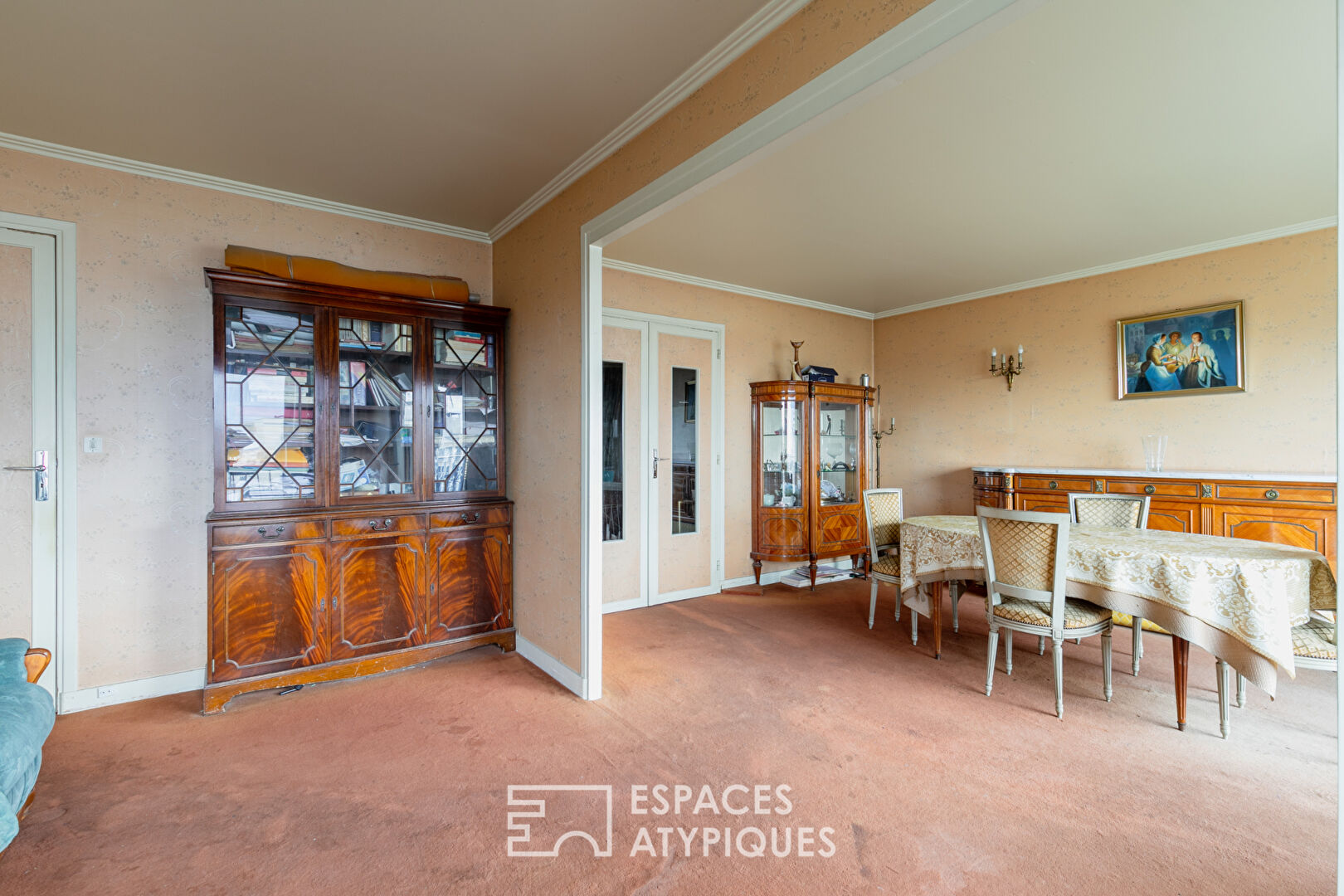 Crossing apartment with panoramic view of Paris