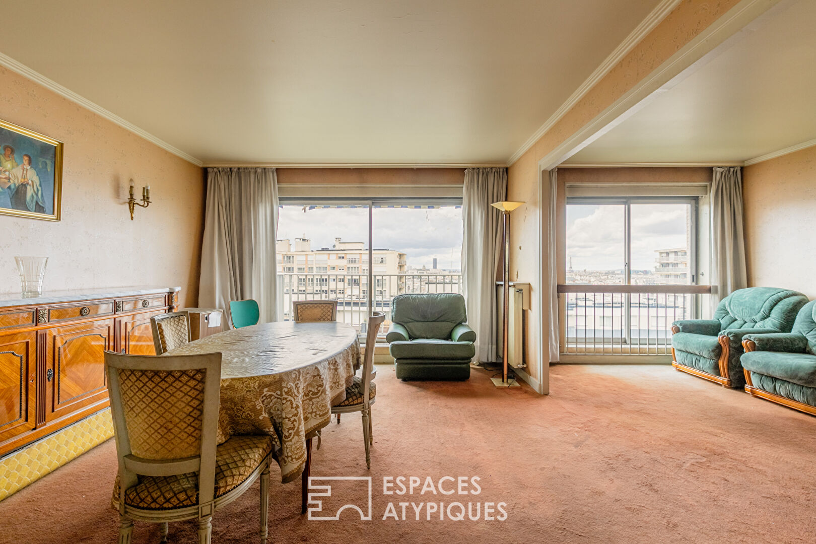 Crossing apartment with panoramic view of Paris