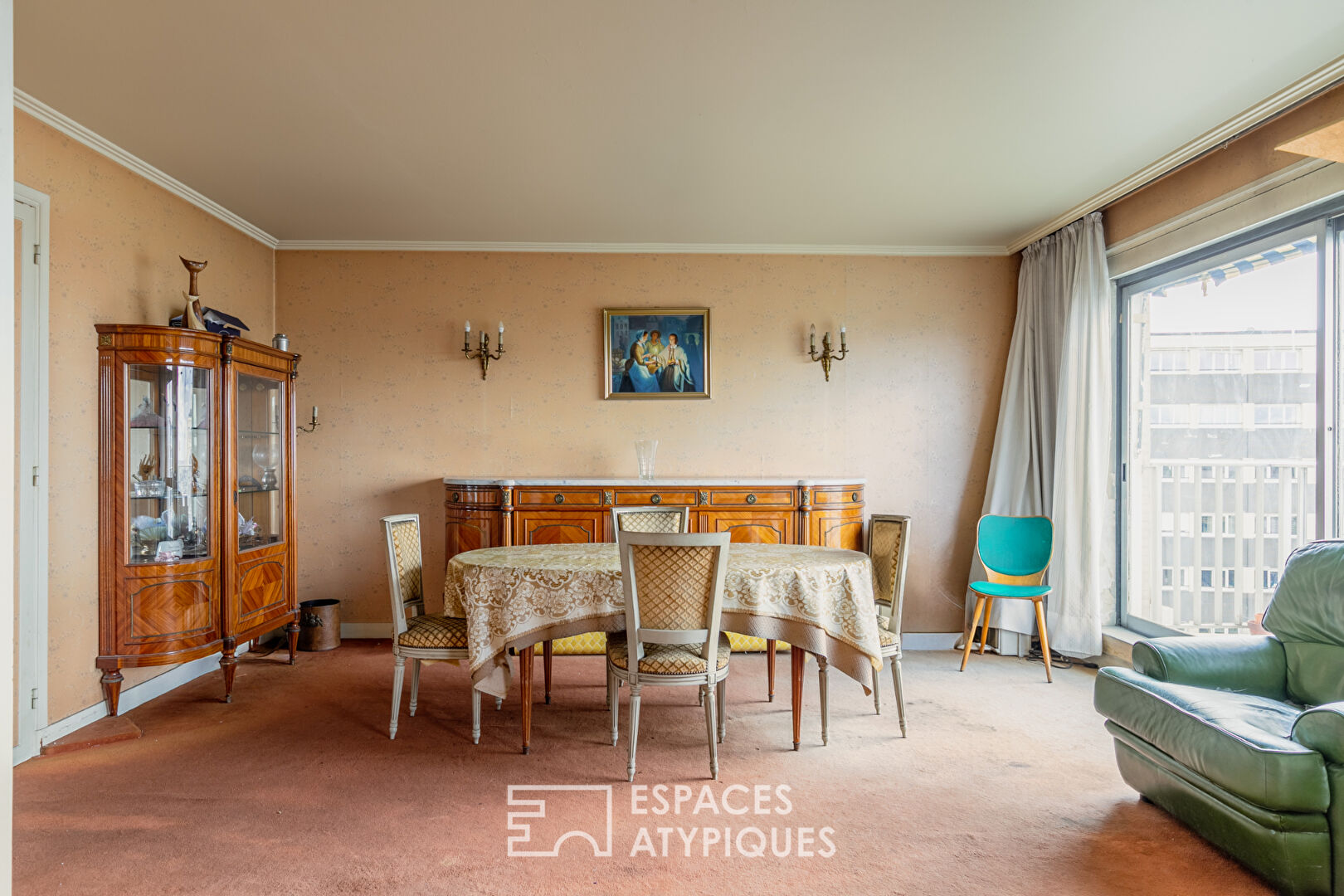 Crossing apartment with panoramic view of Paris