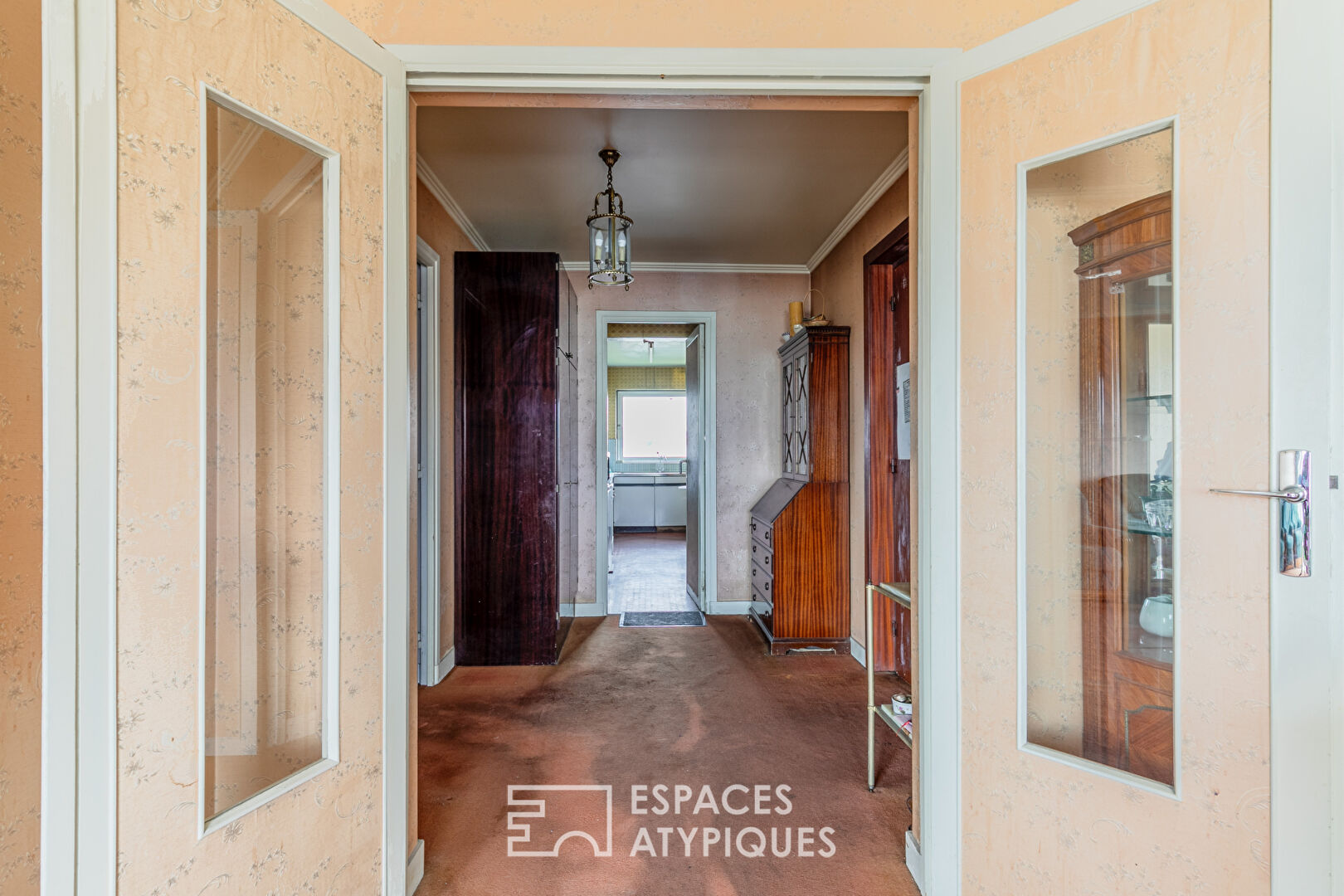 Crossing apartment with panoramic view of Paris