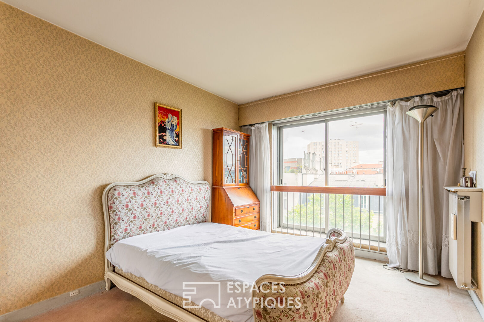 Crossing apartment with panoramic view of Paris