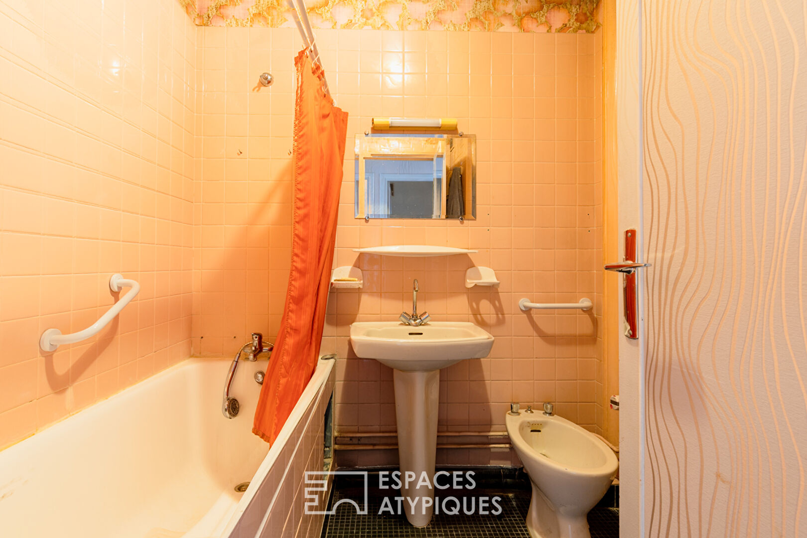 Crossing apartment with panoramic view of Paris