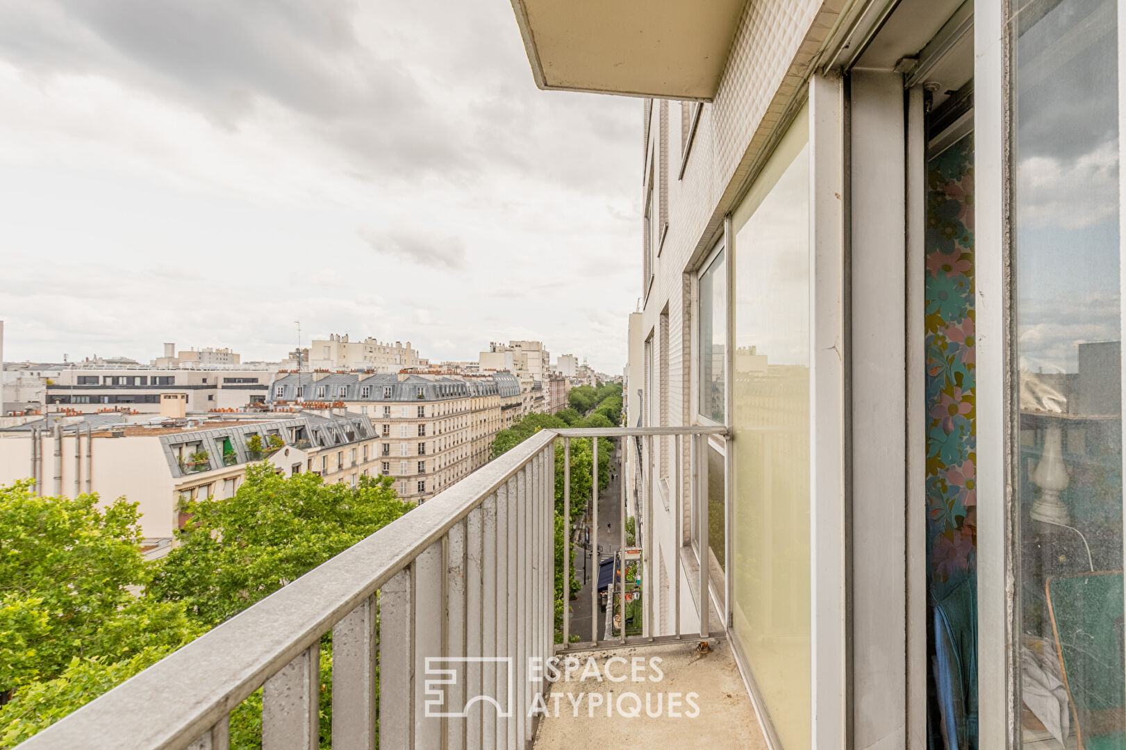 Crossing apartment with panoramic view of Paris