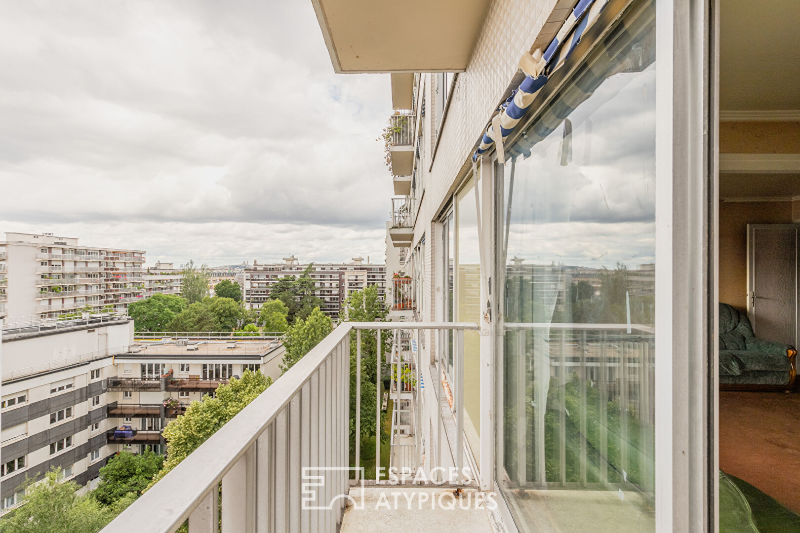 Crossing apartment with panoramic view of Paris