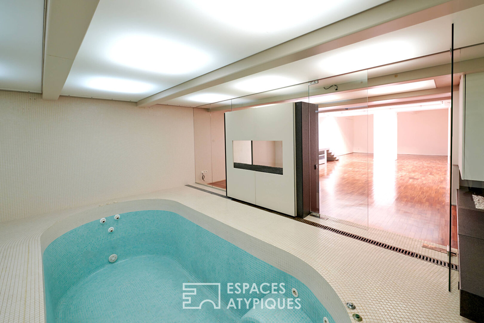Loft with swimming pool and commercialization at Marché Saint-Martin