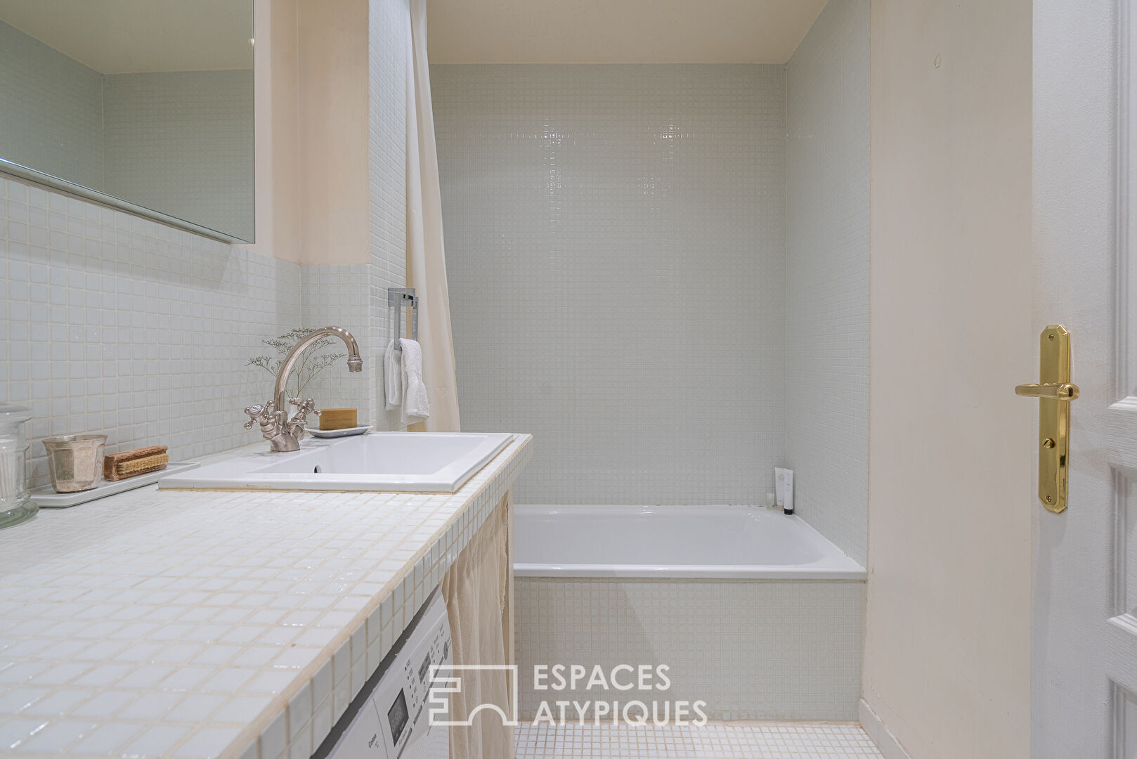 Appartement au style épuré avec balcon plein Sud-Est