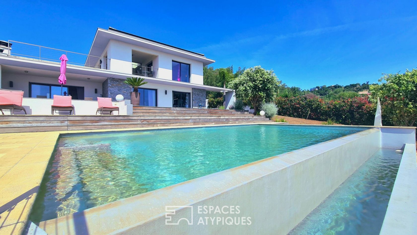 Villa d’architecte avec jardin et piscine à débordement