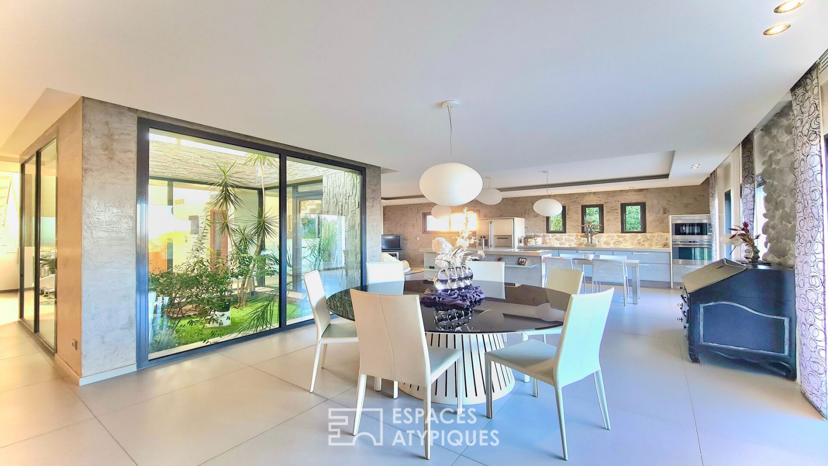 Villa d’architecte avec jardin et piscine à débordement