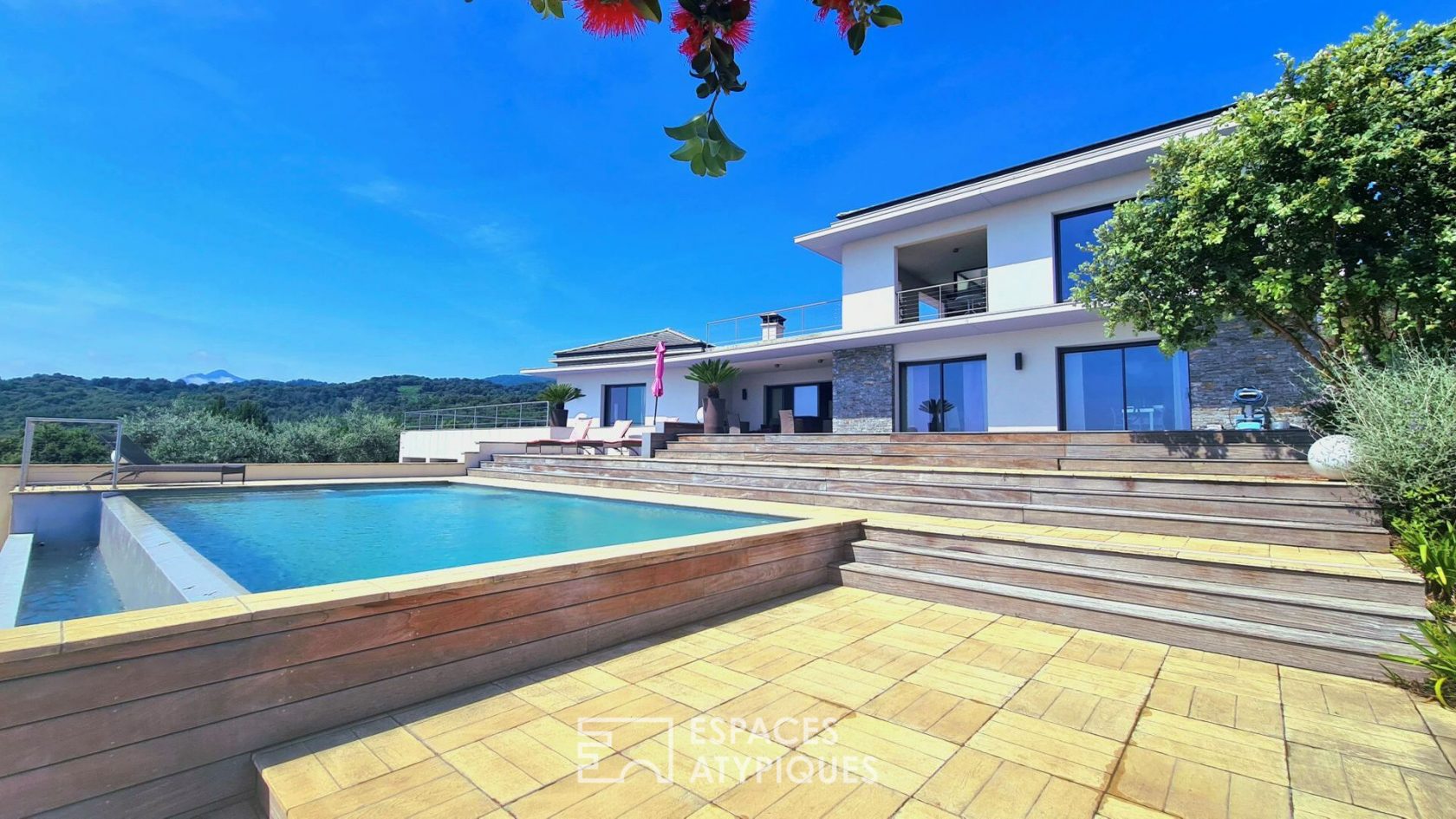 Villa d’architecte avec jardin et piscine à débordement