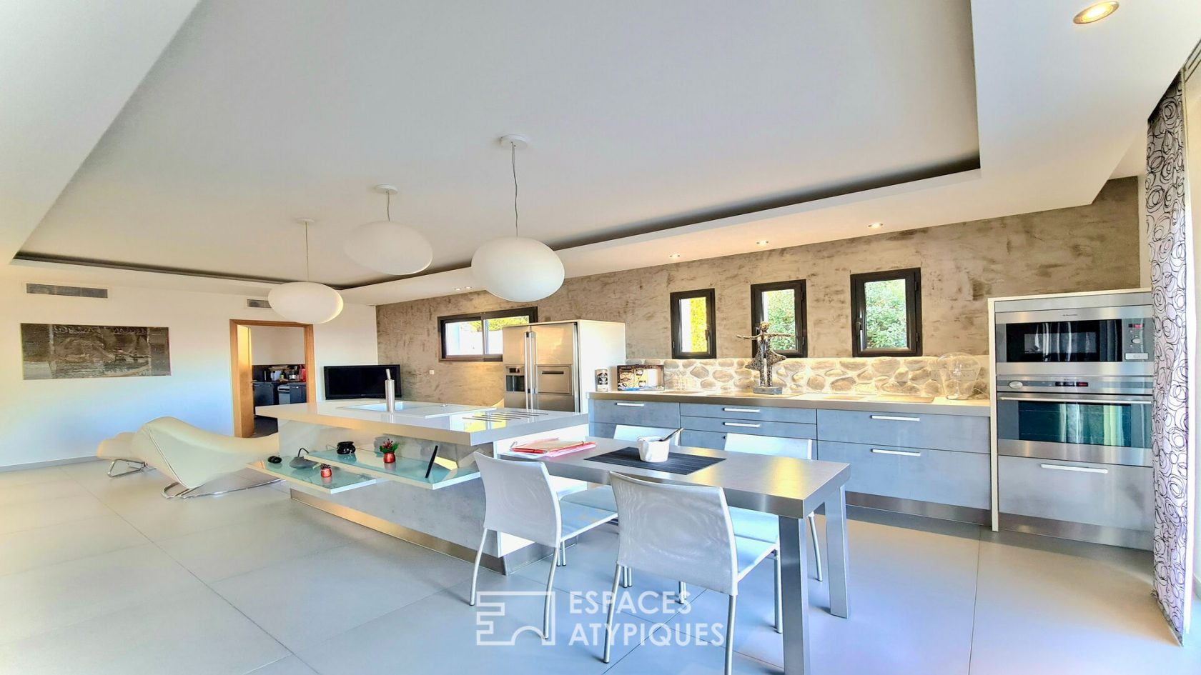Villa d’architecte avec jardin et piscine à débordement