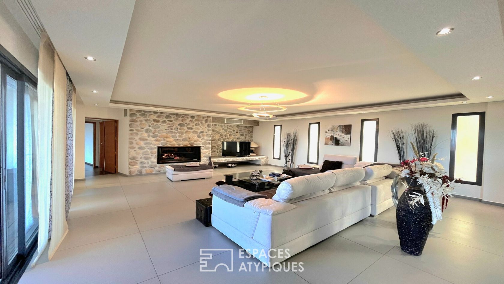 Villa d’architecte avec jardin et piscine à débordement
