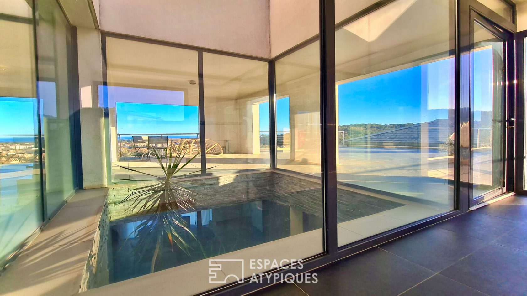Villa d’architecte avec jardin et piscine à débordement