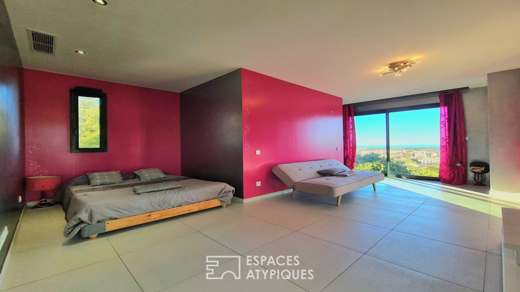 Villa d’architecte avec jardin et piscine à débordement
