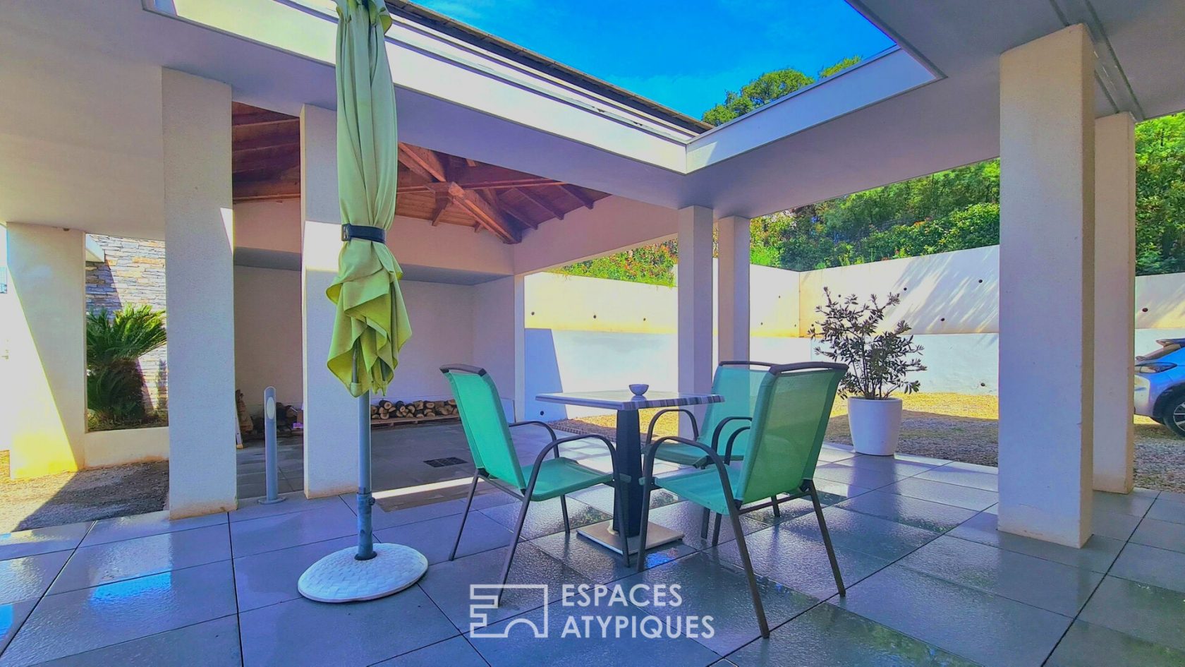 Villa d’architecte avec jardin et piscine à débordement