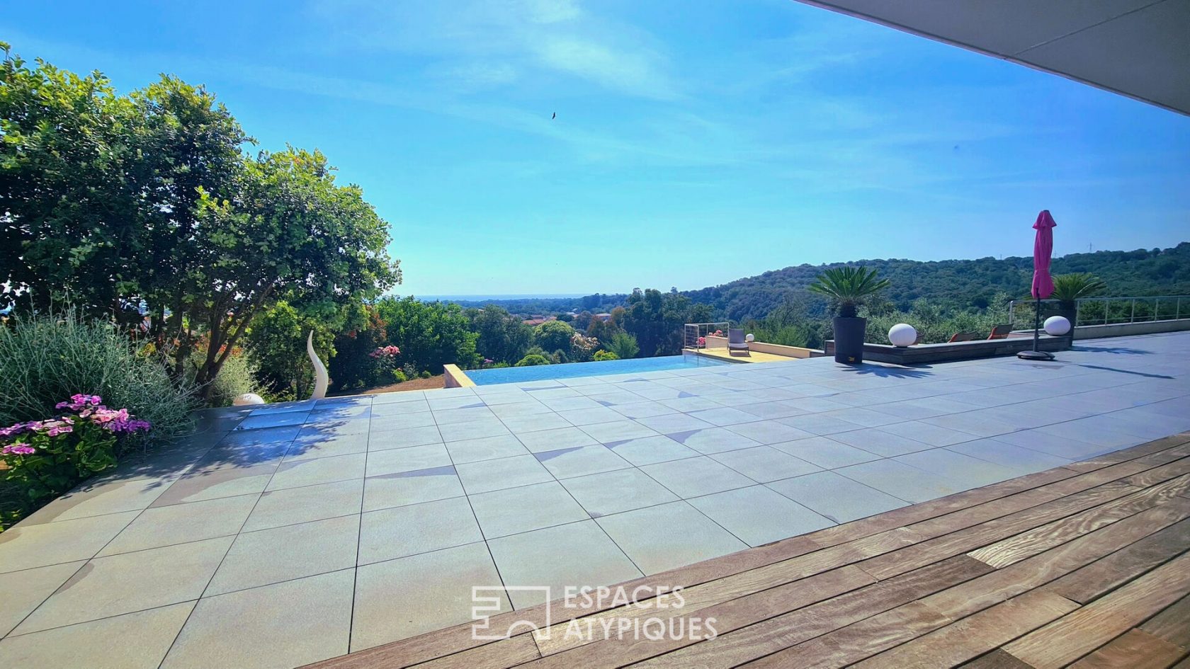 Villa d’architecte avec jardin et piscine à débordement