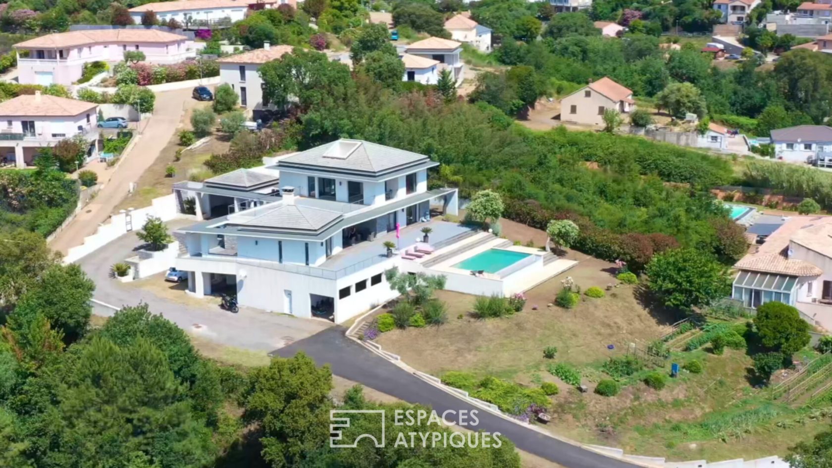 Villa d’architecte avec jardin et piscine à débordement