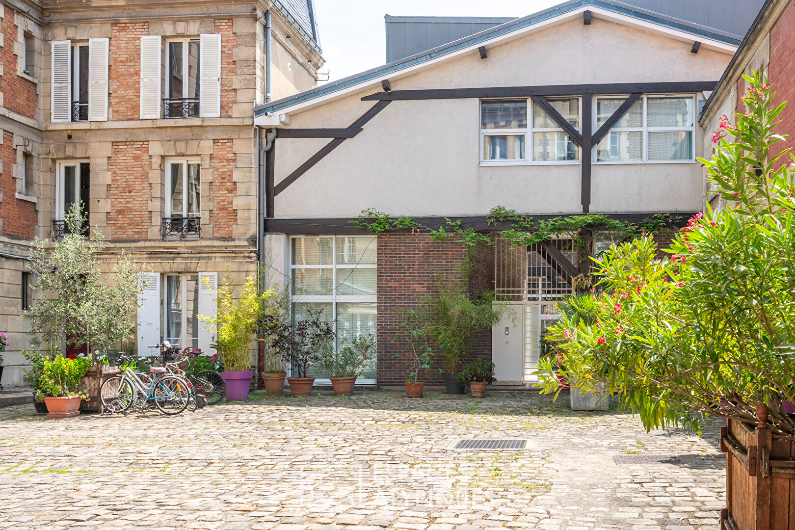 Triplex with shared terrace in a former coaching inn