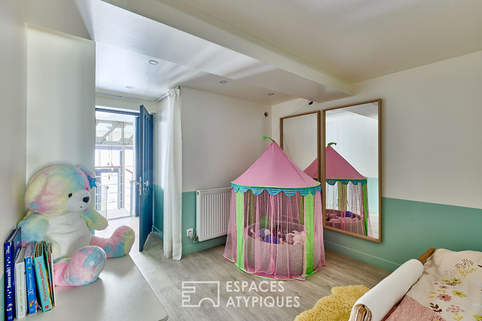 Like a house with a terrace in the heart of the 11th arrondissement