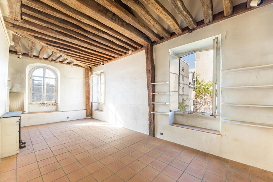 Duplex à rénover en dernier étage proche Carreau du Temple