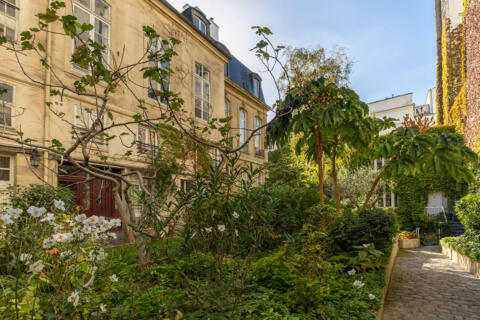 Duplex à rénover en dernier étage proche Carreau du Temple